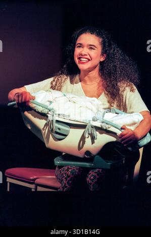 Kennya J Ramsey (Leila) in Ich SCHAUTE AN DIE DECKE UND DANN SAH ich DEN HIMMEL im Royal Lyceum Theatre, Edinburgh, Schottland 14/08/1995 an Edinburgh International Festival Produktionsmusik: John Adams Libretto & Text: June Jordan Dirigent: Grant Gershon Kostüme Design: Dunya Ramicova Beleuchtung: James F Ingalls Regisseur: Peter Sellars Stockfoto