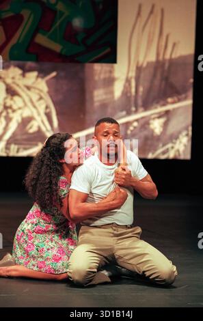 Kennya J Ramsey (Leila), Jerry Dixon (Dewain) in Ich SCHAUTE AN DIE DECKE UND DANN SAH ich DEN HIMMEL im Royal Lyceum Theatre, Edinburgh, Schottland 14/08/1995 an Edinburgh International Festival Produktionsmusik: John Adams Libretto & Text: June Jordan Dirigent: Grant Gershon Kostüme Design: Dunya Ramicova Beleuchtung: James F Ingalls Regisseur: Peter Sellars Stockfoto