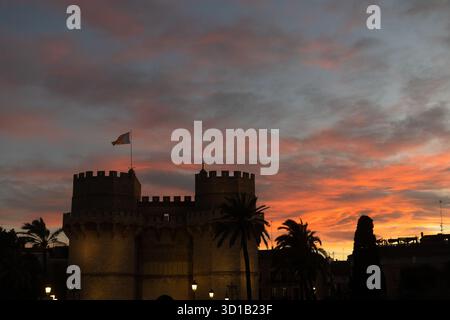 Blick auf die Serranos Towers in Valencia bei Sonnenuntergang, ein gotisches Stadttor, das vom Architekten Pere Balaguer entworfen und 1398 fertiggestellt wurde Stockfoto