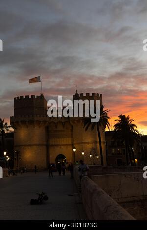 Blick auf die Serranos Towers in Valencia bei Sonnenuntergang, ein gotisches Stadttor, das vom Architekten Pere Balaguer entworfen und 1398 fertiggestellt wurde Stockfoto