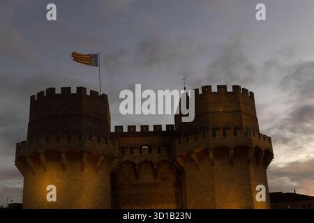 Blick auf die Serranos Towers in Valencia bei Sonnenuntergang, ein gotisches Stadttor, das vom Architekten Pere Balaguer entworfen und 1398 fertiggestellt wurde Stockfoto