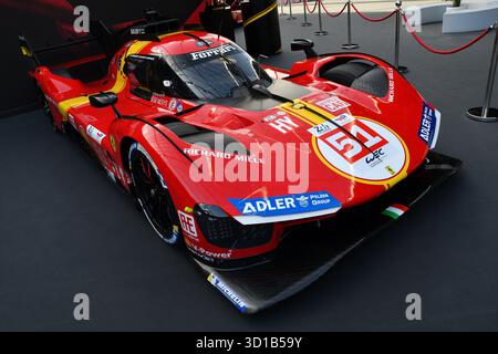 Scarperia, Italien - 24. Oktober 2025: Ferrari 499P #51 wird während des Ferrari World Finals 2025 auf dem Mugello Circuit in Italien gezeigt. Stockfoto