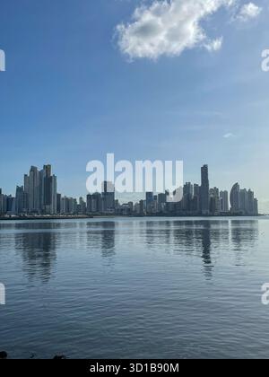 Panama City, moderne Wolkenkratzer-Skyline entlang der Küste des Cinta Costera Parks, unter einem klaren blauen tropischen Himmel. Stockfoto