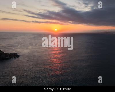 Reflexo dourado do sol erfahre o Atlântico visto do alto no Pontal do Atalaia, Arraial do Cabo, Brasilien. Stockfoto