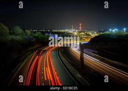 Nachtfluß: Leichte Wege und Überführung in der Nähe des Kraftwerks Ferrybridge Stockfoto