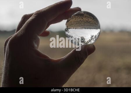 Händige, Invertierte Glaskugel Stockfoto