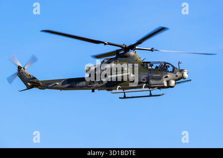 Ostrava, Tschechische Republik - 19. September 2025: Böhmische Luftwaffe Bell AH-1Z Viper-Kampfhubschrauber. Flugbetrieb. Militärische Luftfahrt und Rotorboote. Stockfoto