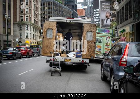 FedEx Arbeiter mit seinen Paketen in Midtown Manhattan in New York am Sonntag, den 12. Oktober 2025. (© Richard B. Levine) Stockfoto