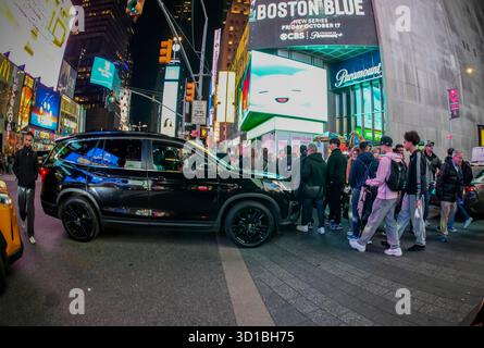 Fußgänger treten am Mittwoch, den 15. Oktober 2025, auf dem Times Square in New York mit Fahrzeugen an. New York City erlebt in diesem Jahr einen Rückgang des Tourismus, der Berichten zufolge auf die Politik der Trump-Regierung zurückzuführen ist. (© Richard B. Levine) Stockfoto