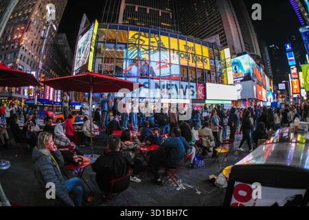 Menschenmassen am Times Square in New York am Mittwoch, 15. Oktober 2025. New York City erlebt in diesem Jahr einen Rückgang des Tourismus, der Berichten zufolge auf die Politik der Trump-Regierung zurückzuführen ist. (© Richard B. Levine) Stockfoto
