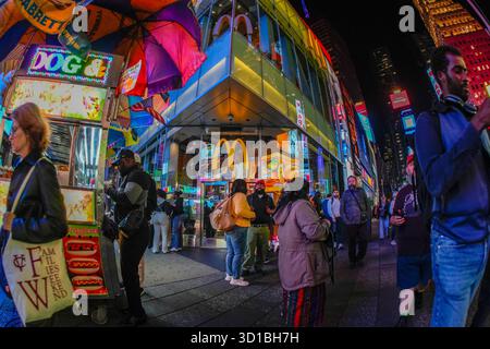 McDonald’s am Times Square in New York am Mittwoch, den 15. Oktober 2025. New York City erlebt in diesem Jahr einen Rückgang des Tourismus, der Berichten zufolge auf die Politik der Trump-Regierung zurückzuführen ist. (© Richard B. Levine) Stockfoto