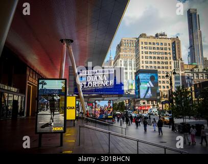 Werbung für die Staatsanwaltschaft von Manhattan Diana Florence vor dem Madison Square Garden in New York am Mittwoch, 22. Oktober 2025. Florence tritt gegen den demokratischen Amtsinhaber Alvin Bragg an und James Dolan, Inhaber der MSG, soll Zehntausende Dollar für ihre Kampagne gespendet haben. (© Richard B. Levine) Stockfoto
