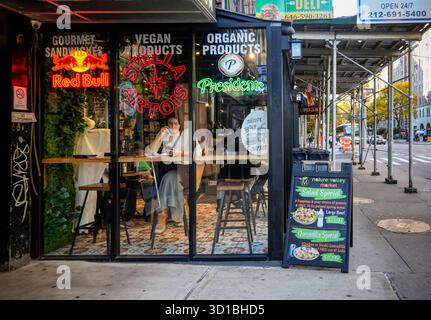 Sitzplätze in einem Delikatessengeschäft in Chelsea in New York am Dienstag, den 21. Oktober 2025. (© Richard B. Levine) Stockfoto