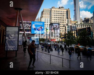 Werbung für die Staatsanwaltschaft von Manhattan Diana Florence vor dem Madison Square Garden in New York am Mittwoch, 22. Oktober 2025. Florence tritt gegen den demokratischen Amtsinhaber Alvin Bragg an und James Dolan, Inhaber der MSG, soll Zehntausende Dollar für ihre Kampagne gespendet haben. (© Richard B. Levine) Stockfoto