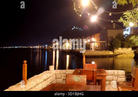 Donji und Gornji Stoliv Dörfer bei Nacht in Kotor Bay, Montenegro (2) Stockfoto