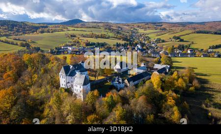 26.10.2025, Deutschland, Sachsen, auf dem Foto Blick auf Bärenstein im Osterzgebirge, Bärenstein ist ein Stadtteil der sächsischen Stadt Altenberg, Kleinstadt, im Vordergrund das Schloss Bärenstein *** 26 10 2025, Germany, Sachsen, auf der Fotoaufnahme von Bärenstein im Osterzgebirge, Bärenstein ist ein Stadtteil der sächsischen Stadt Altenberg, im Vordergrund die Burg Bärenstein Stockfoto