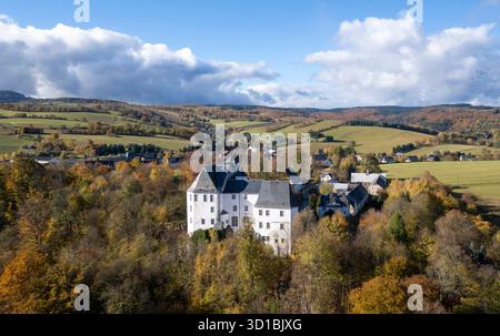 26.10.2025, Deutschland, Sachsen, auf dem Foto Blick auf Bärenstein im Osterzgebirge, Bärenstein ist ein Stadtteil der sächsischen Stadt Altenberg, Kleinstadt, im Vordergrund das Schloss Bärenstein *** 26 10 2025, Germany, Sachsen, auf der Fotoaufnahme von Bärenstein im Osterzgebirge, Bärenstein ist ein Stadtteil der sächsischen Stadt Altenberg, im Vordergrund die Burg Bärenstein Stockfoto