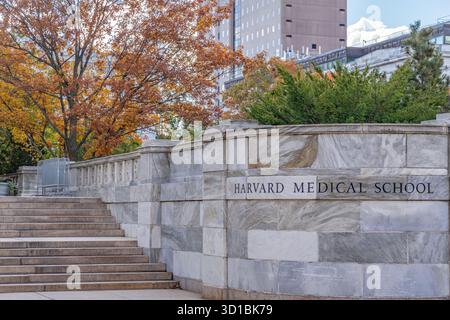 Boston, MA, USA - 26. Oktober 2025: Eintritt zum Campus der Harvard Medical School dieser privaten Forschungsuniversität der Ivy League. Stockfoto