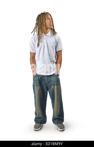Junger Mann mit Dreadlocks, Hände in Taschen, auf weißem Hintergrund Stockfoto