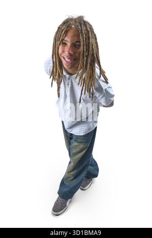 Junger schwarzer Mann mit Dreadlocks, der in einer Fischaugenperspektive vor der Kamera lächelt Stockfoto
