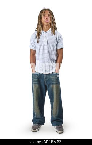 Junger Mann mit Dreadlocks, Hände in Taschen, auf weißem Hintergrund Stockfoto