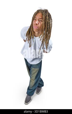 Junger Mann mit Dreadlocks, Hände in Taschen, auf weißem Hintergrund Stockfoto