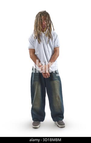 Junger Mann mit Dreadlocks, Hände in Taschen, auf weißem Hintergrund Stockfoto