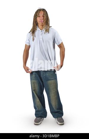 Junger Mann mit Dreadlocks, Hände in Taschen, auf weißem Hintergrund Stockfoto