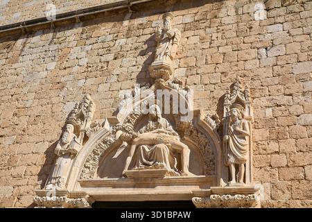 Nahaufnahme der Pieta über dem gotischen Südportal des Franziskanerklosters. Ein Juwel religiöser Architektur in Kroatiens Altstadt. Stockfoto