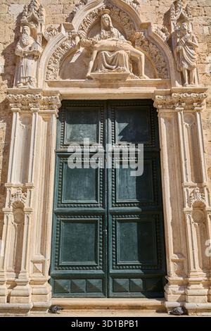 Der kunstvolle gotische Südeingang des Franziskanerklosters in der Altstadt mit der berühmten Pieta-Skulptur über der Tür. Stockfoto