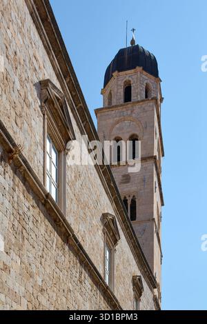 Die Fassade und der Glockenturm des Franziskanerklosters auf der Stradun, ein bedeutendes UNESCO-Weltkulturerbe in der Stadt Dubrovnik, Kroatien. Stockfoto