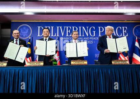 Von links: Der malaysische Premierminister Anwar Ibrahim, der thailändische Premierminister Anutin Charnvirakul, der kambodschanische Premierminister Hun Manet und der US-Präsident Donald J. Trump zeigen unterzeichnete Kopien des Friedensabkommens von Kuala Lumpur während des 47. ASEAN-Gipfels im Kuala Lumpur Convention Center in Malaysia am Sonntag, den 26. Oktober 2025. Bild mit freundlicher Genehmigung des Weißen Hauses Stockfoto