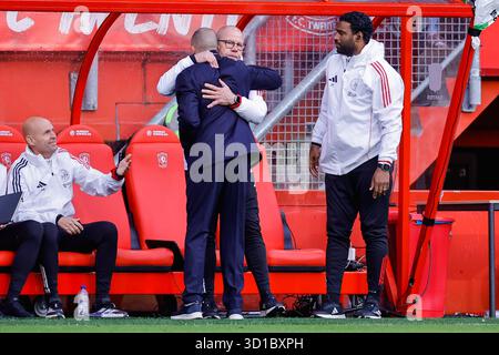 Enschede - Trainer John Heitinga vom AFC Ajax Amsterdam feierte nach dem Sieg des Spiels mit Assistenztrainer Marcel Keizer vom AFC Ajax Amsterdam und Assistenztrainer Fred Grim vom AFC Ajax Amsterdam während der zehnten Wettkampfrunde der Saison 2025/2026 Eredivisie. Das Spiel findet am 26. Oktober 2025 in Enschede in den Niederlanden zwischen dem FC Twente und dem AFC Ajax Amsterdam in de Grolsch Veste statt. (VK Sportphoto/Raymond Smit) Stockfoto