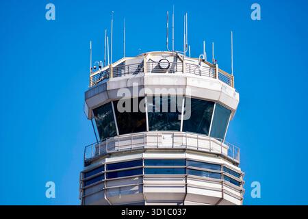 Washington, Usa. Oktober 2025. Der Flugsicherungsturm am Ronald Reagan National Airport ist am Montag, den 27. Oktober 2025 in Washington, DC, zu sehen. Mehr als 8.000 Flüge verzögerten sich am Sonntag in den USA, da die Abwesenheit von Fluglotsen aufgrund der Abschaltung der Bundesregierung das Reisen weiterhin störte. Foto: Bonnie Cash/UPI Credit: UPI/Alamy Live News Stockfoto