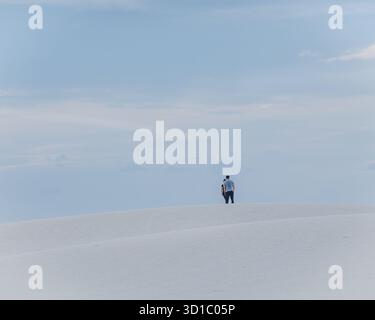 Touristen im White Sands National Park auf den Dünen New Mexico USA Stockfoto