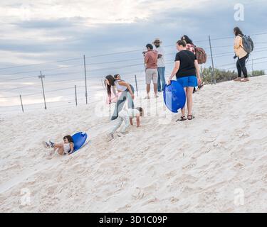 Touristen im White Sands National Park auf den Dünen New Mexico USA Stockfoto