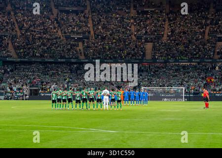 Sevilla, Spanien. Oktober 2025. Schweigeminute vor dem Spiel der La Liga zwischen Real Betis und Atlético de Madrid im Estadio de la Cartuja in Sevilla, Spanien Credit: SPP Sport Press Photo. /Alamy Live News Stockfoto