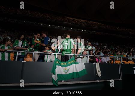 Sevilla, Spanien. Oktober 2025. Real Betis Fans vor dem Start des Spiels der La Liga zwischen Real Betis und Atlético de Madrid im Estadio de la Cartuja in Sevilla, Spanien Credit: SPP Sport Press Photo. /Alamy Live News Stockfoto