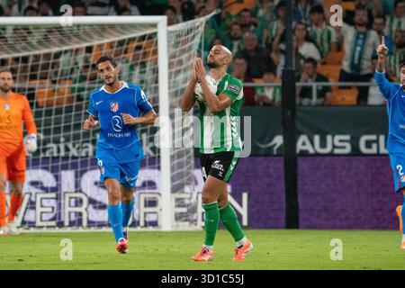 Sevilla, Spanien. Oktober 2025. Amrabat (N14) betet zum Schiedsrichter während des Spiels der La Liga zwischen Real Betis und Atlético de Madrid im Estadio de la Cartuja in Sevilla, Spanien. /Alamy Live News Stockfoto
