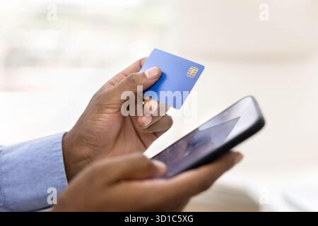 Nahaufnahme, männliche Hände mit Karte und Smartphone Stockfoto