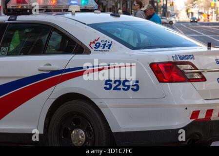 Toronto, ON, Kanada - 24. Oktober 2025: Eine Nahaufnahme zeigt den Aufkleber „Call 9-1-1 Emergency“ an der Seite eines Polizeiautos. Stockfoto