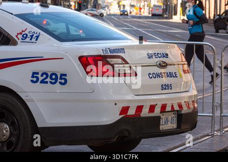 Toronto, ON, Kanada - 24. Oktober 2025: Eine Nahaufnahme zeigt den Aufkleber „Call 9-1-1 Emergency“ an der Seite eines Polizeiautos. Stockfoto