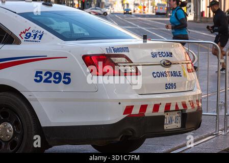 Toronto, ON, Kanada - 24. Oktober 2025: Eine Nahaufnahme zeigt den Aufkleber „Call 9-1-1 Emergency“ an der Seite eines Polizeiautos. Stockfoto
