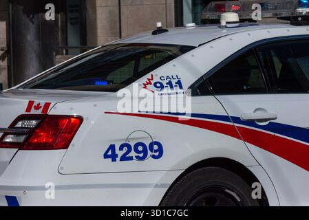 Toronto, ON, Kanada - 24. Oktober 2025: Eine Nahaufnahme zeigt den Aufkleber „Call 9-1-1 Emergency“ an der Seite eines Polizeiautos. Stockfoto