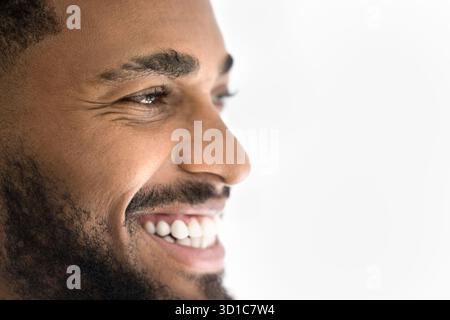 Nahaufnahme glücklicher afrikanischer Mann lacht, schaut weg, weißer Hintergrund Stockfoto