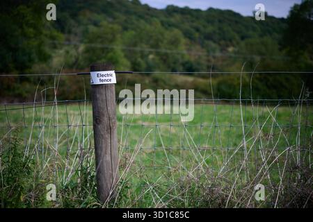 Elektrisches Zaunzeichen im ländlichen Feld Stockfoto