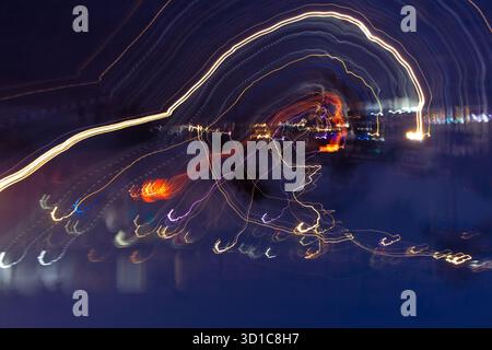 Abstrakte, künstlerische Lichtspuren mit langer Belichtung und farbenfrohen, dynamischen, urbanen Nachtmustern aus Linien, Energie und kreativem visuellen Ausdruck Stockfoto