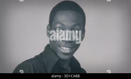 ERSCHEINUNGSDATUM: 12. November 2025 TITEL: Being Eddie STUDIO: Netflix REGISSEUR: Angus Wall PLOT: Vom Teenager-Komiker zur Hollywood-Legende: Eddie Murphy besucht seine außergewöhnliche Showbiz-Fahrt mit roher Ehrlichkeit und Humor in diesem mit Stars besetzten Dokumentarfilm. DIE HAUPTROLLE: Eddie Murphy. NUR REDAKTIONELLE VERWENDUNG! Nicht für kommerzielle ZWECKE! Stockfoto