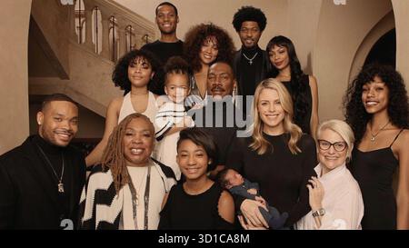 ERSCHEINUNGSDATUM: 12. November 2025 TITEL: Being Eddie STUDIO: Netflix REGISSEUR: Angus Wall PLOT: Vom Teenager-Komiker zur Hollywood-Legende: Eddie Murphy besucht seine außergewöhnliche Showbiz-Fahrt mit roher Ehrlichkeit und Humor in diesem mit Stars besetzten Dokumentarfilm. DIE HAUPTROLLE: Eddie Murphy und Familie. NUR REDAKTIONELLE VERWENDUNG! Nicht für kommerzielle ZWECKE! Stockfoto