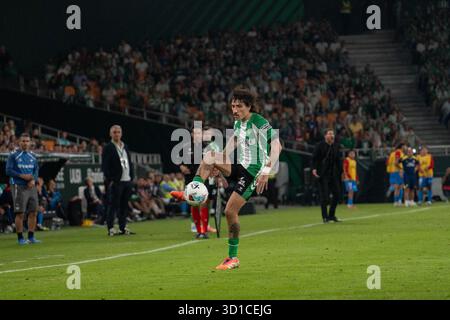 Sevilla, Spanien. Oktober 2025. Bellerín (N2) kontrolliert den Ball während des Spiels der La Liga zwischen Real Betis und Atlético de Madrid im Estadio de la Cartuja in Sevilla. /Alamy Live News Stockfoto